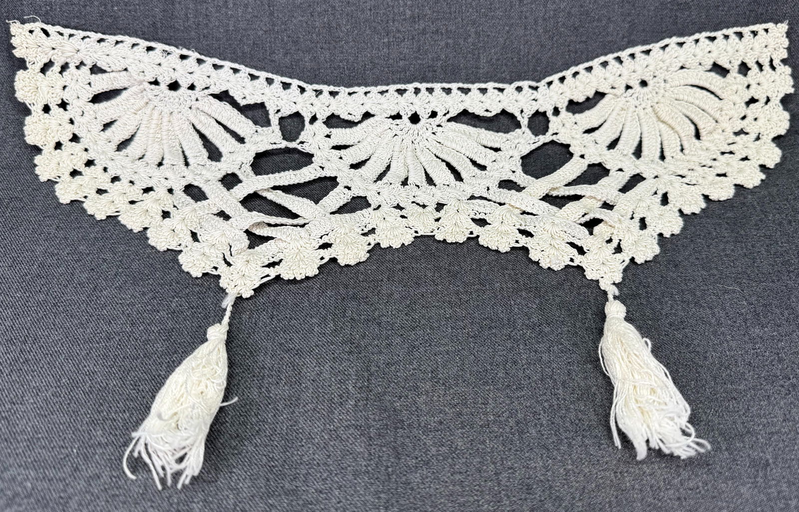 Vintage Crochet Garland Curtain Trim with Tassels . *b: Vintage Crochet Garland Curtain Trim with Tassels . For measures please refer to the pictures taken with a measuring tape. Weight: 32 Grams. IN HOUSE FLAT SHIPPING & HANDLING COST WITHIN ALL THE U.S.