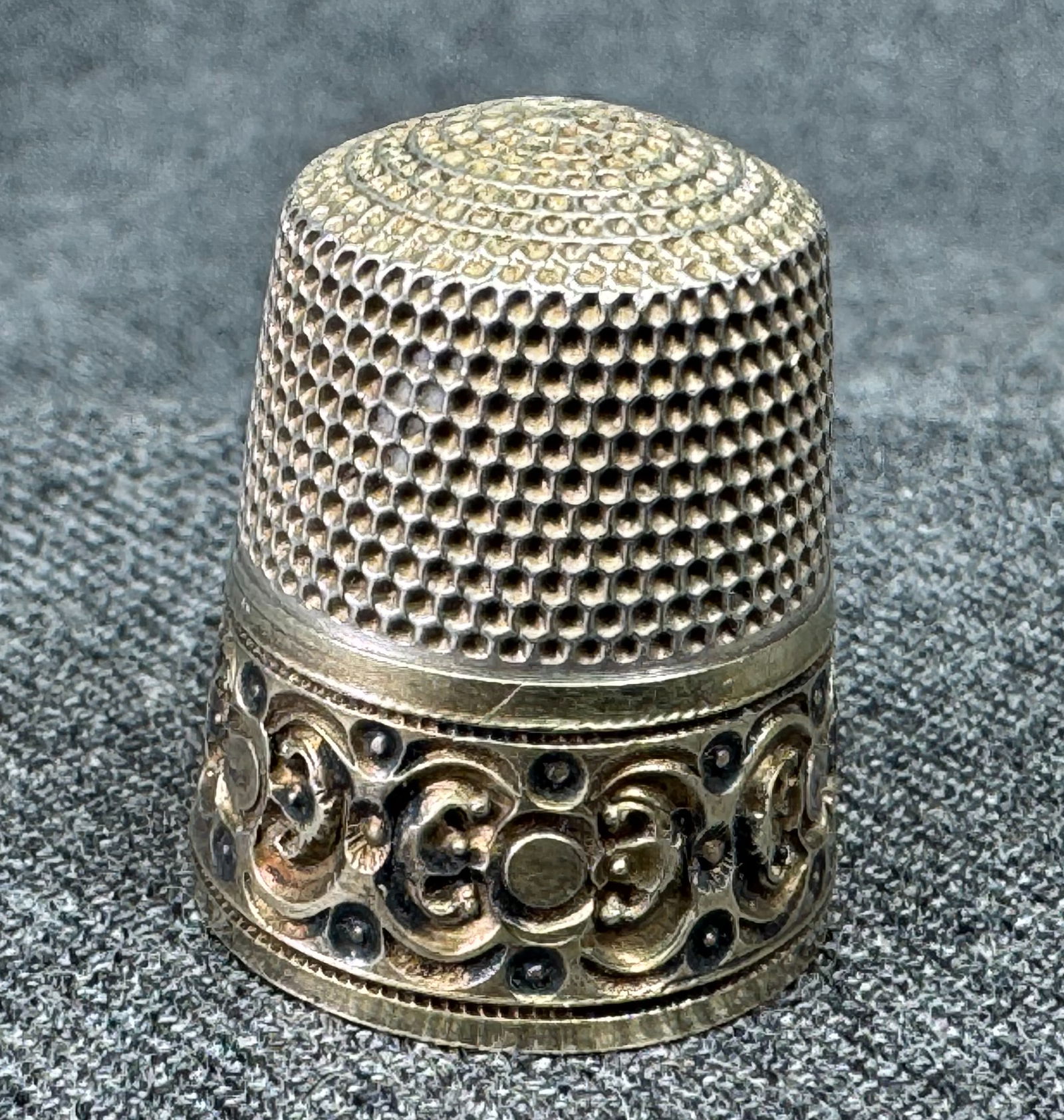 Vintage Simons Bros blank monogram space sterling silver thimble. Size 12 . a: Vintage Simons Bros blank monogram space sterling silver thimble. Size 12 . MArked . For measures please refer to the pictures taken with a measuring tape. Weight:6.81 Grams. IN HOUSE FLAT SHIPPING &