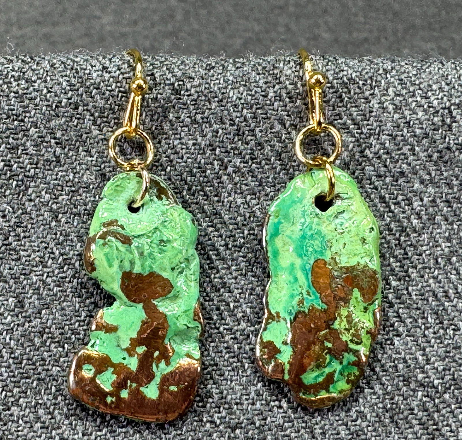 Vintage Natural Green oxidized Michigan Splash Copper Hook Earrings. #a: Vintage Natural Green oxidized Michigan Splash Copper Hook Earrings. For measures please refer to the pictures taken with a measuring tape. Weight: 8 Grams. IN HOUSE FLAT SHIPPING & HANDLING COST WITH