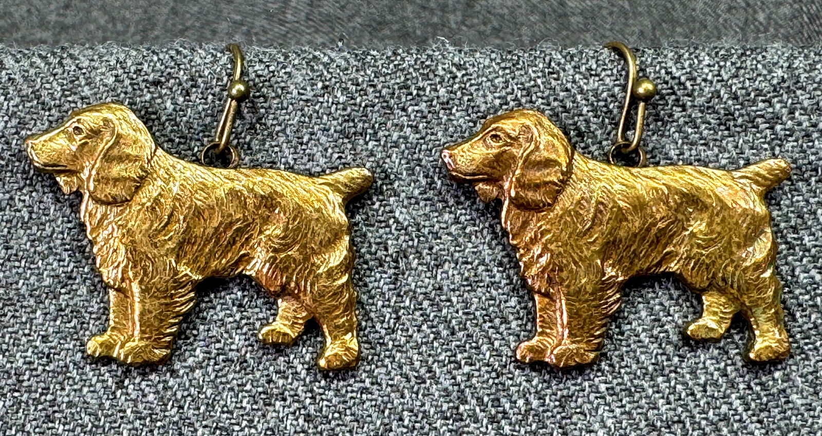 Vintage cocker spaniel dog gold-toned hook earrings. *a: Vintage cocker spaniel dog gold-toned hook earrings. Unmarked. For measures please refer to the pictures taken with a measuring tape. Weight: 7 Grams. IN HOUSE FLAT SHIPPING & HANDLING COST WITHIN ALL