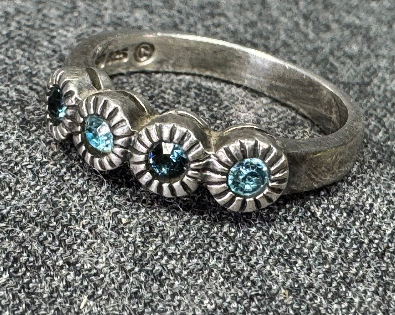 Vintage bluish crystals sterling silver ring. *a: Vintage bluish crystals sterling silver ring. Marked SU 925. For measures please refer to the pictures taken with a measuring tape. Weight: 3.19 Grams IN HOUSE FLAT SHIPPING & HANDLING COST WITHIN ALL