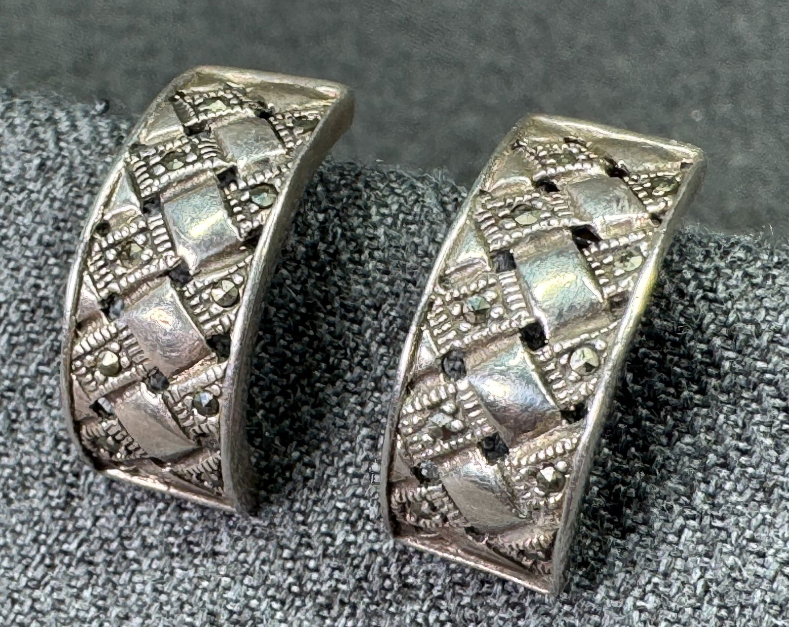 Vintage art deco style CW marcasites sterling silver stud earring. *a: Vintage art deco style CW marcasites sterling silver stud earring. Marked CW 925. For measures please refer to the pictures taken with a measuring tape. Weight: 5.37 Grams IN HOUSE FLAT SHIPPING & HAN