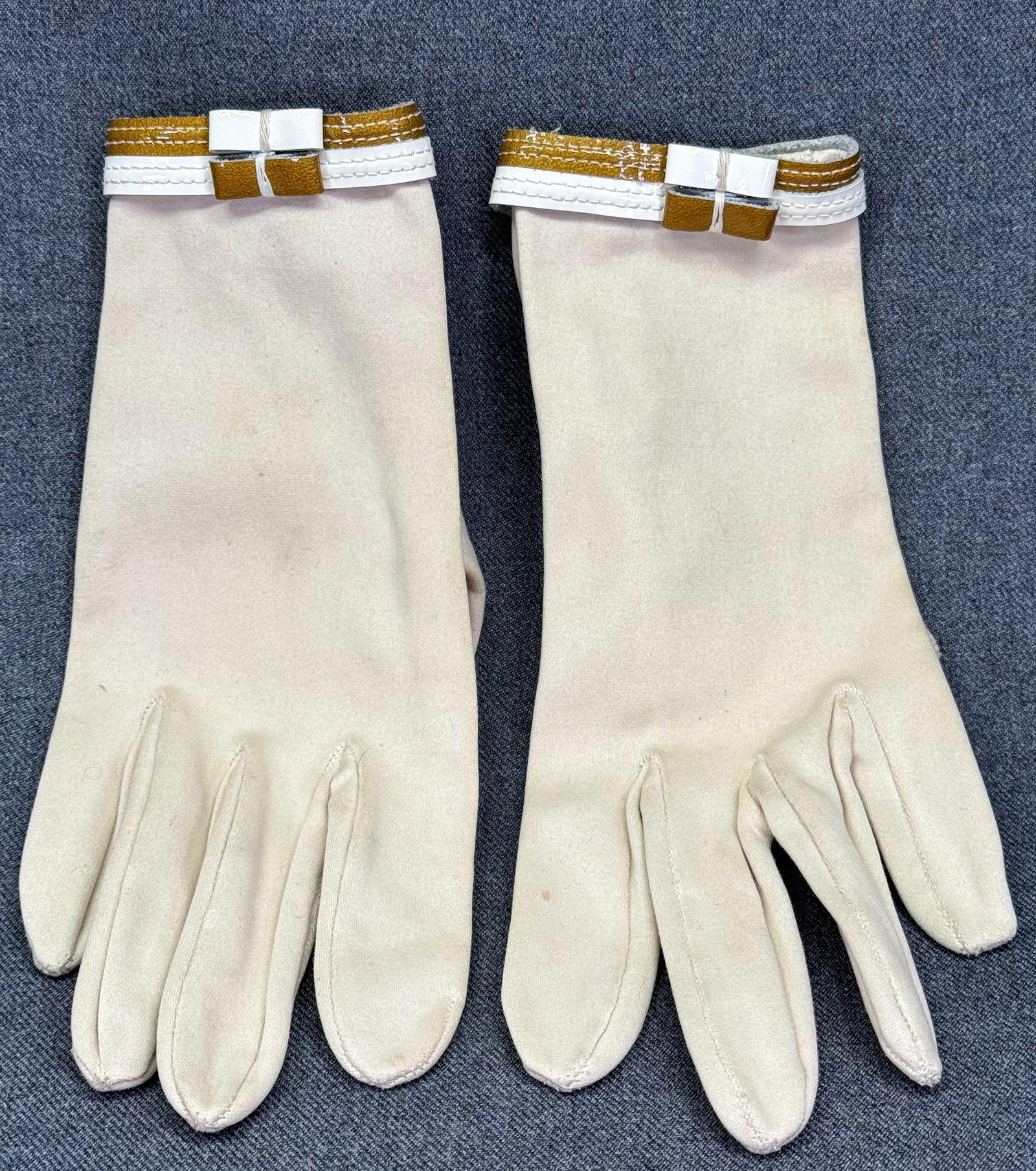 Vintage Saks Fifth Avenue Courreges style patent leather cotton gloves *a: Vintage Saks Fifth Avenue Courreges style patent leather stripes and bows cotton gloves. Saks fabric label. Size 6. Small size. For measures please refer to the pictures taken with a measuring tape. W