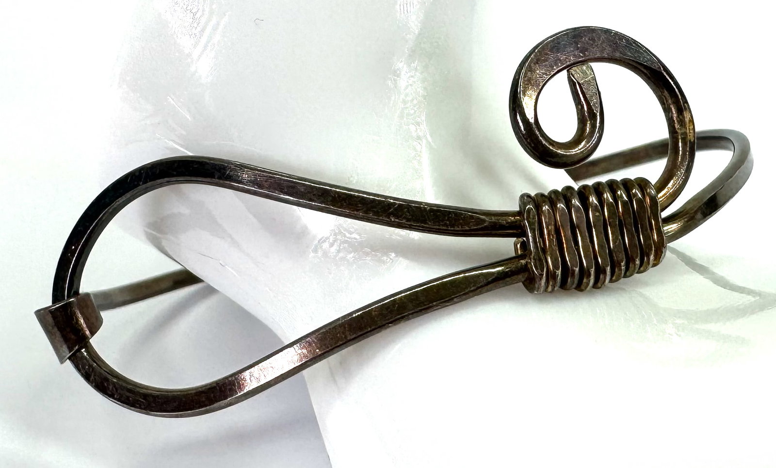 Vintage modernist sterling silver whale shaped hook bracelet: IN HOUSE FLAT SHIPPING & HANDLING COST WITHIN ALL THE U.S. : $7 To bypass LiveShipping, and use our In-House shipping service for $7 or shipping combined for multiple lots, please select “Arrange Yo