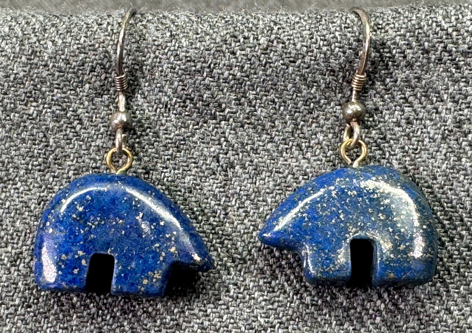 Vintage lapis lazuli Zuni bear sterling silver hook earrings. a: Vintage lapis lazuli Zuni bear sterling silver hook earrings. Marked. For measures please refer to the pictures taken with a measuring tape. Weight: 5.11 Grams. IN HOUSE FLAT SHIPPING & HANDLING COST