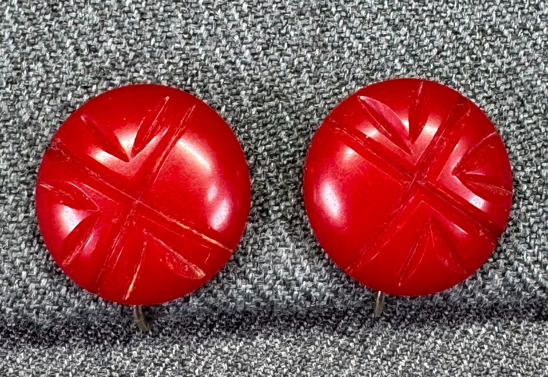 Vintage carved red bakelite screw back earrings: IN HOUSE FLAT SHIPPING & HANDLING COST WITHIN ALL THE U.S. : $7 To bypass LiveShipping, and use our In-House shipping service for $7 or shipping combined for multiple lots, please select “Arrange Yo