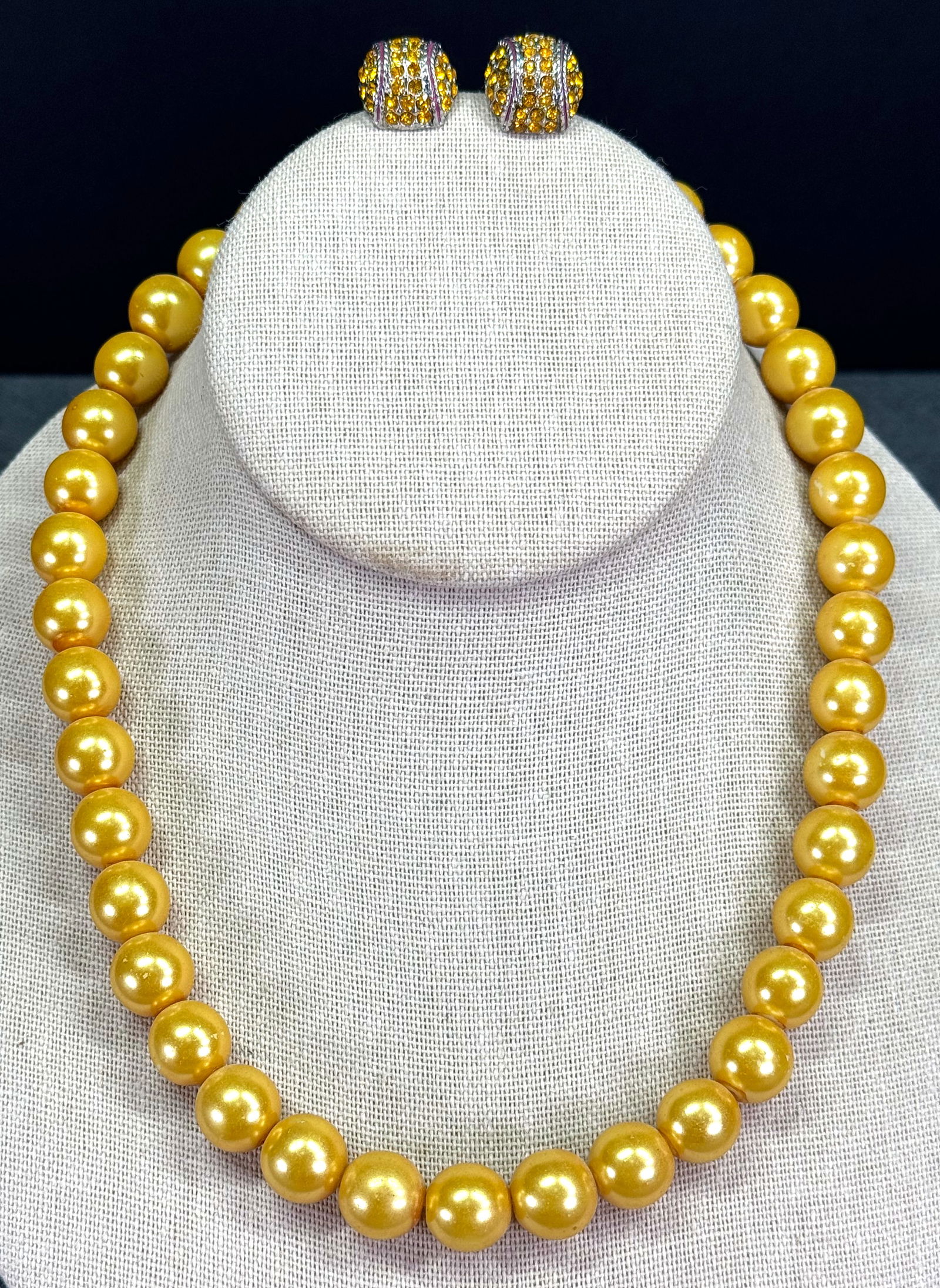 Vintage golden pearly beads collar necklace & rhinestones silvertone dome stud earrings: IN HOUSE FLAT SHIPPING & HANDLING COST WITHIN ALL THE U.S. : $7 To bypass LiveShipping, and use our In-House shipping service for $7 or shipping combined for multiple lots, please select “Arrange Yo