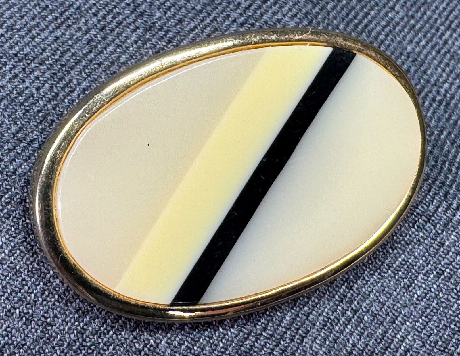Vintage striped plastic in gold-toned setting brooch pin: IN HOUSE FLAT SHIPPING & HANDLING COST WITHIN ALL THE U.S. : $7 To bypass LiveShipping, and use our In-House shipping service for $7 or shipping combined for multiple lots, please select “Arrange Yo