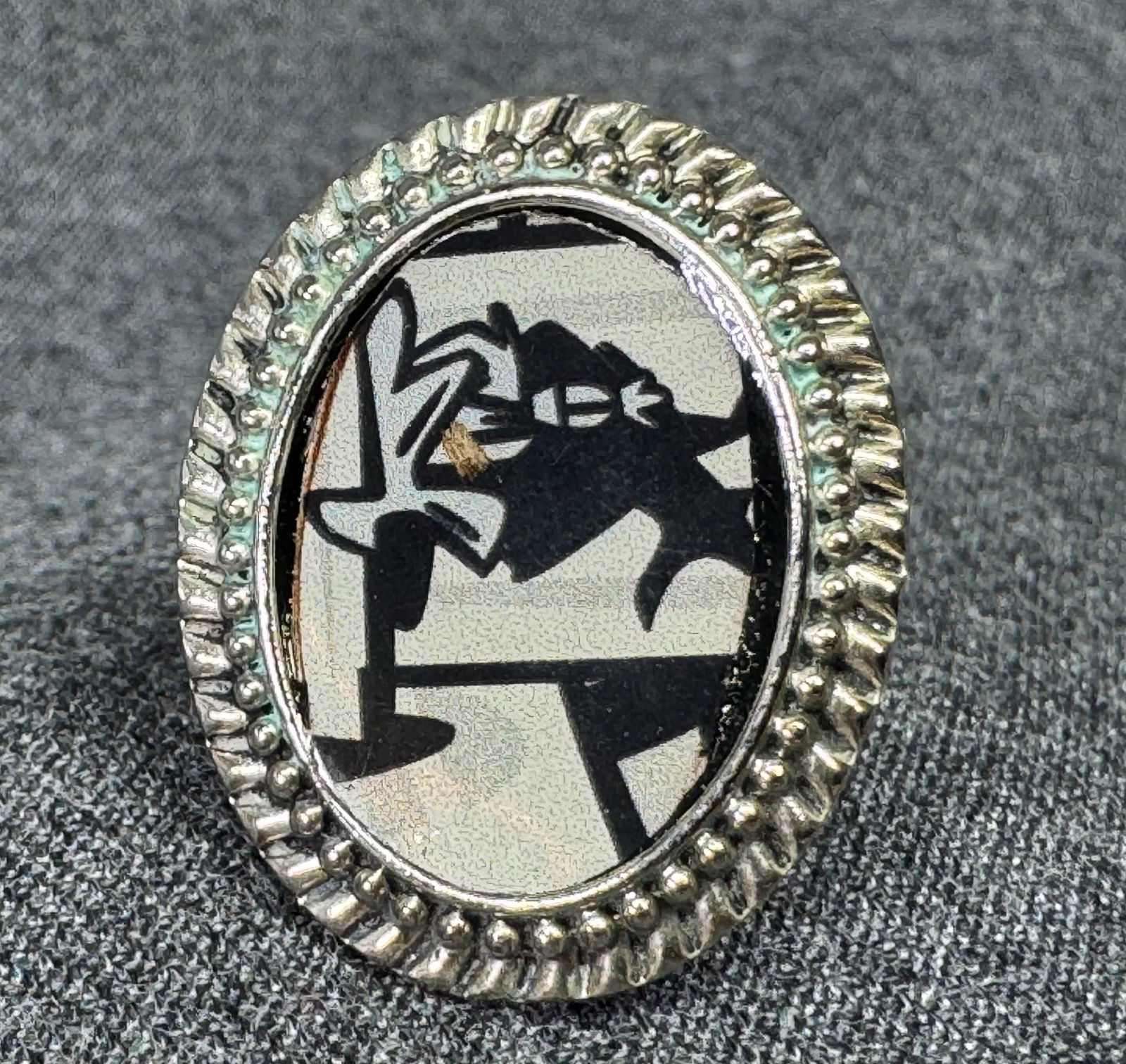 Vintage artsy glitter & black abstract design adjustable ring. *a: Vintage Hawaiian puka shell choker necklace. Silver-toned metal Unmarked. For measures please refer to the pictures taken with a measuring tape. Weight: 2 Grams IN HOUSE FLAT SHIPPING & HANDLING COST