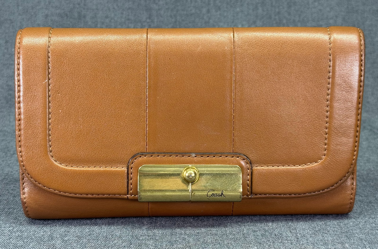 COACH Kristen Leather Slim Wallet: COACH Poppy Leather Slim Zip Wallet. Marked. For measures please refer to the pictures taken with a measuring tape. Weight: 185 Grams. IN HOUSE FLAT SHIPPING & HANDLING COST WITHIN ALL THE U.S. : $10