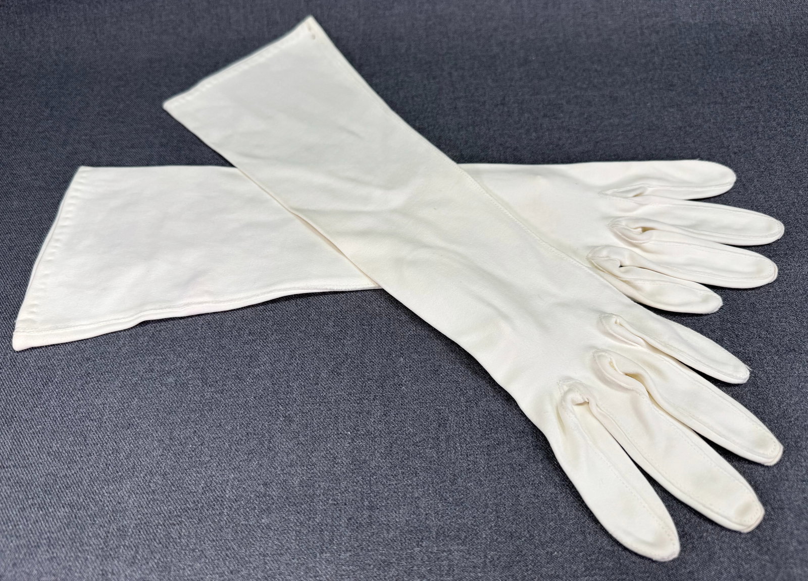 Vintage Whisper Weights by Grandoe 100% cotton gloves. Size 6 1/2 *a: Vintage Whisper Weights by Grandoe 100% cotton gloves. Size 6 1/2. For measures please refer to the pictures taken with a measuring tape. Weight: 43 Grams. IN HOUSE FLAT SHIPPING & HANDLING COST WITHI