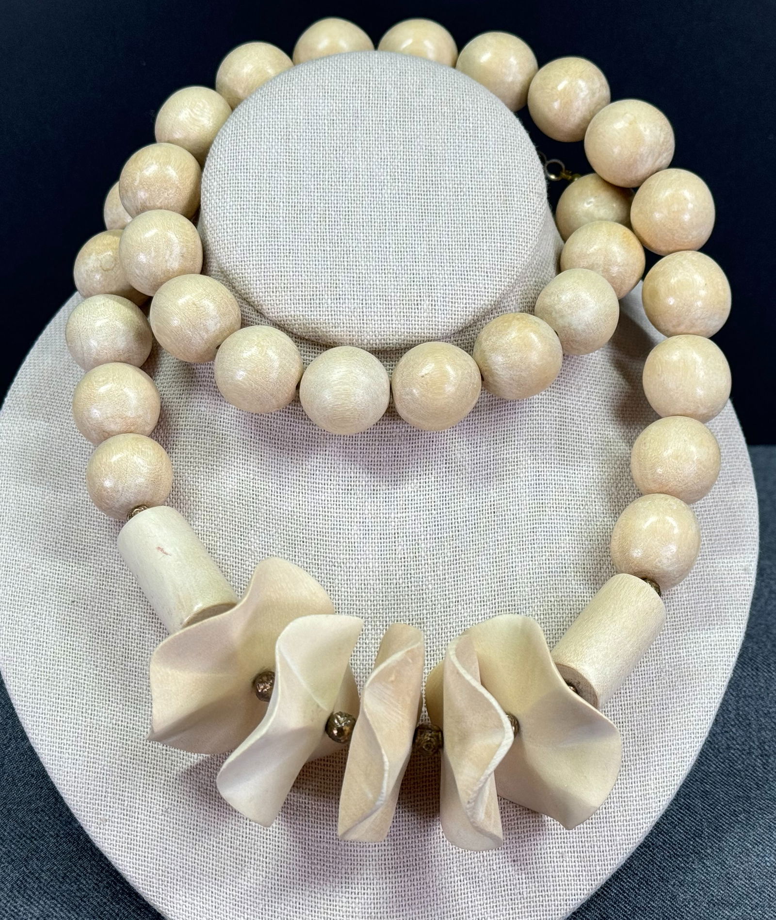 Vintage carved wood flowers & rounded beads goldtone metal necklace: IN HOUSE FLAT SHIPPING & HANDLING COST WITHIN ALL THE U.S. : $7 To bypass LiveShipping, and use our In-House shipping service for $7 or shipping combined for multiple lots, please select “Arrange Yo