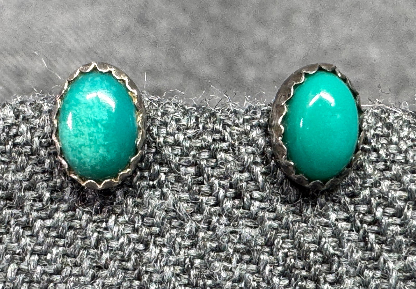 Vintage native american style snake eye gem silica sterling silver stud earrings *a: Vintage native american style snake eye gem silica sterling silver stud earrings. Unmarked. For measures please refer to the pictures taken with a measuring tape. Weight:0.78 Grams. IN HOUSE FLAT SHIP