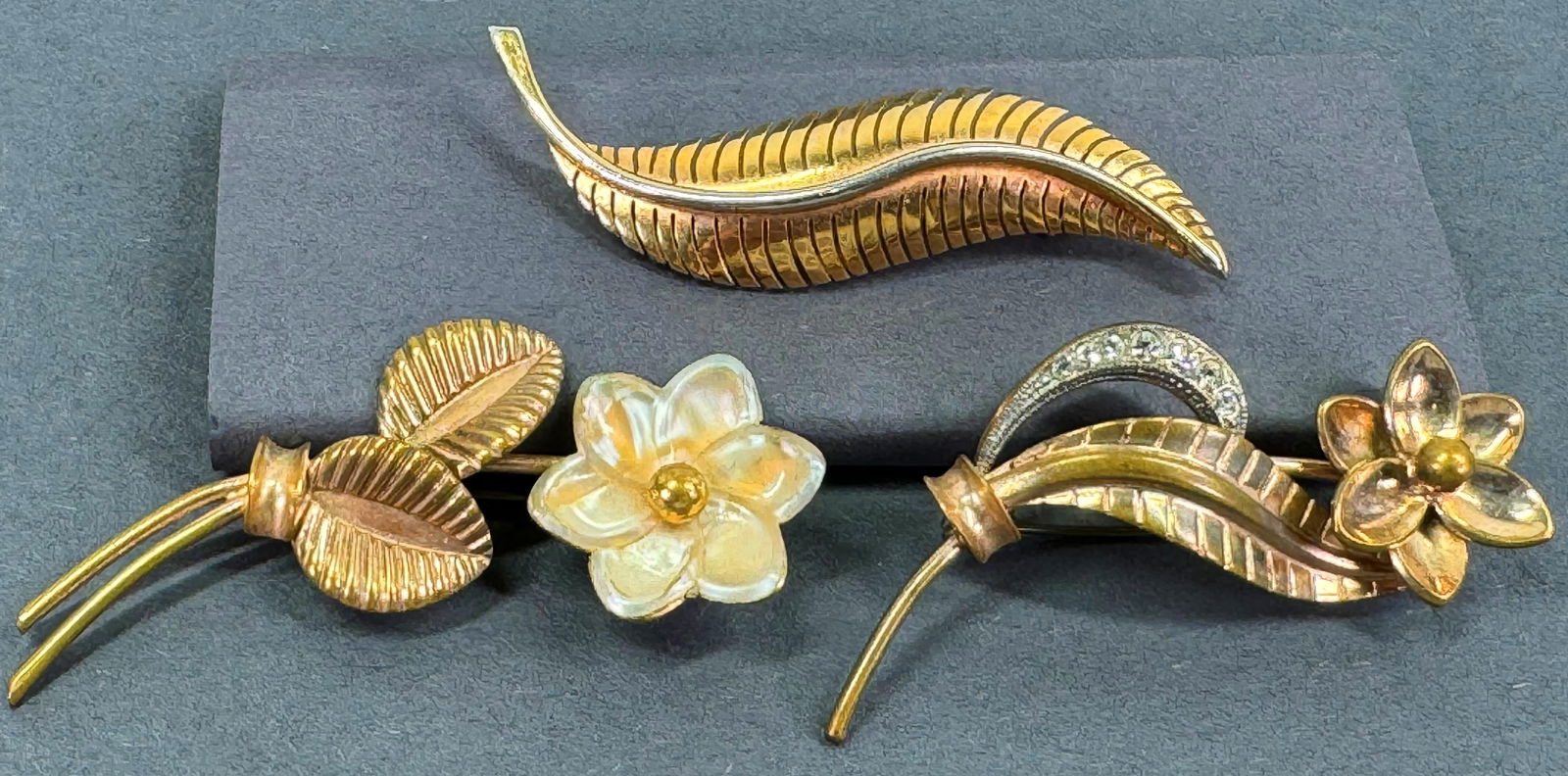 Vintage stripped goldtone metal leaf and jeweled flower & leaves pin brooches. (1 of 9)