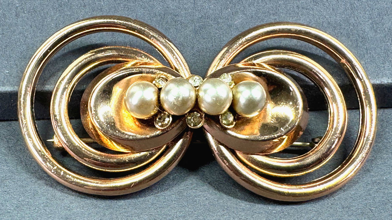 Vintage 40s faux pearls & clear rhinestones goldtone metal pin brooch.: IN HOUSE FLAT SHIPPING & HANDLING COST WITHIN ALL THE U.S. : $7 To bypass LiveShipping, and use our In-House shipping service for $7 or shipping combined for multiple lots, please select “Arrange Yo