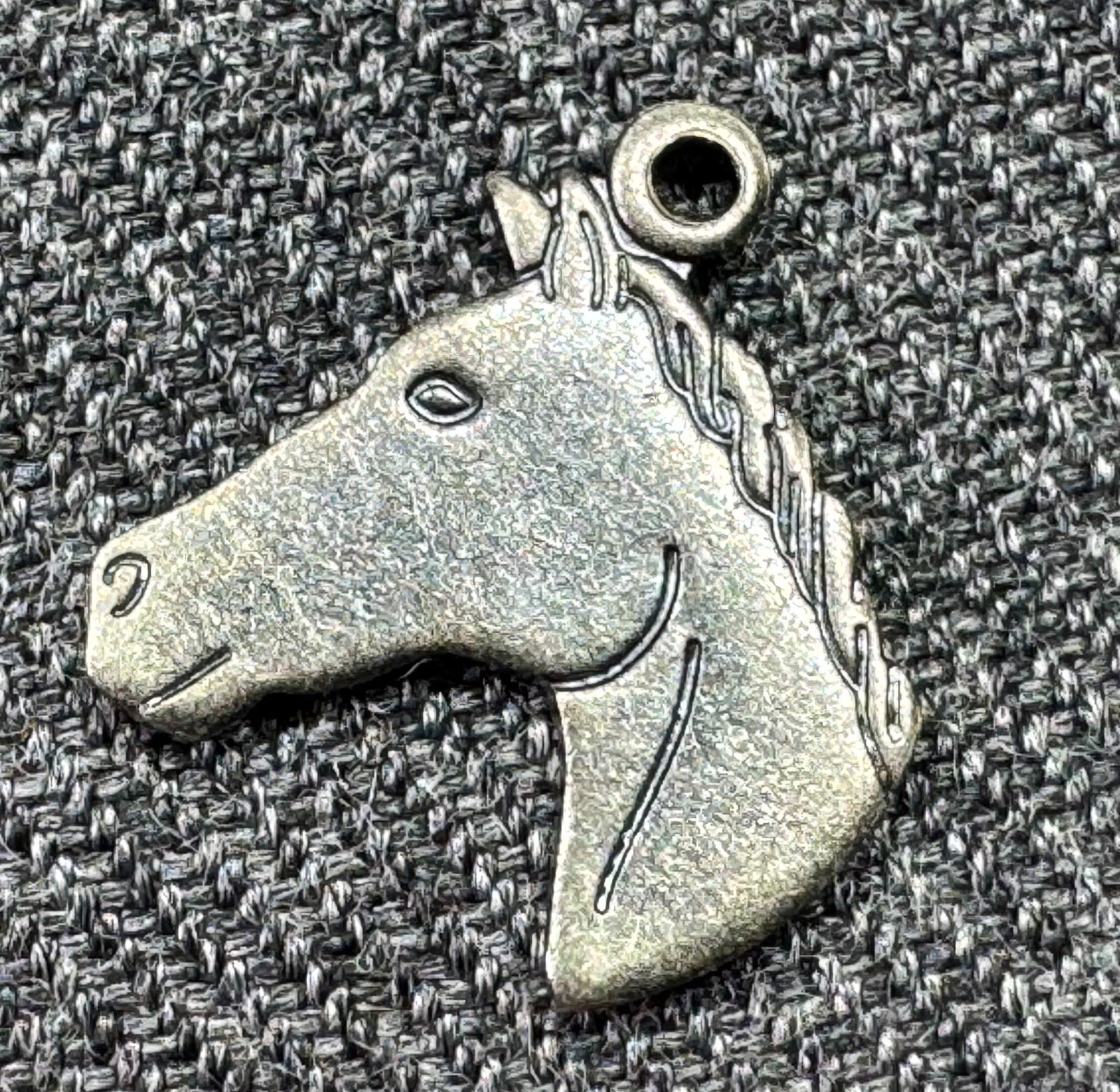 Vintage silver-toned metal horse charm pendant *a: Vintage silver-toned metal horse charm pendant. Unmarked. For measures please refer to the pictures taken with a measuring tape. Weight: 0.43 Grams. IN HOUSE FLAT SHIPPING & HANDLING COST WITHIN ALL T