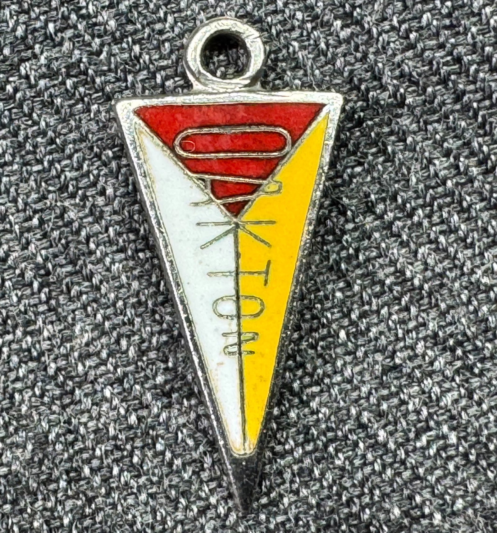 Vintage enamel sterling silver Oakton flag pennant charm pendant *a: Vintage enamel sterling silver Oakton flag pennant charm pendant . Marked. For measures please refer to the pictures taken with a measuring tape. Weight: 1.44 Grams. IN HOUSE FLAT SHIPPING & HANDLING