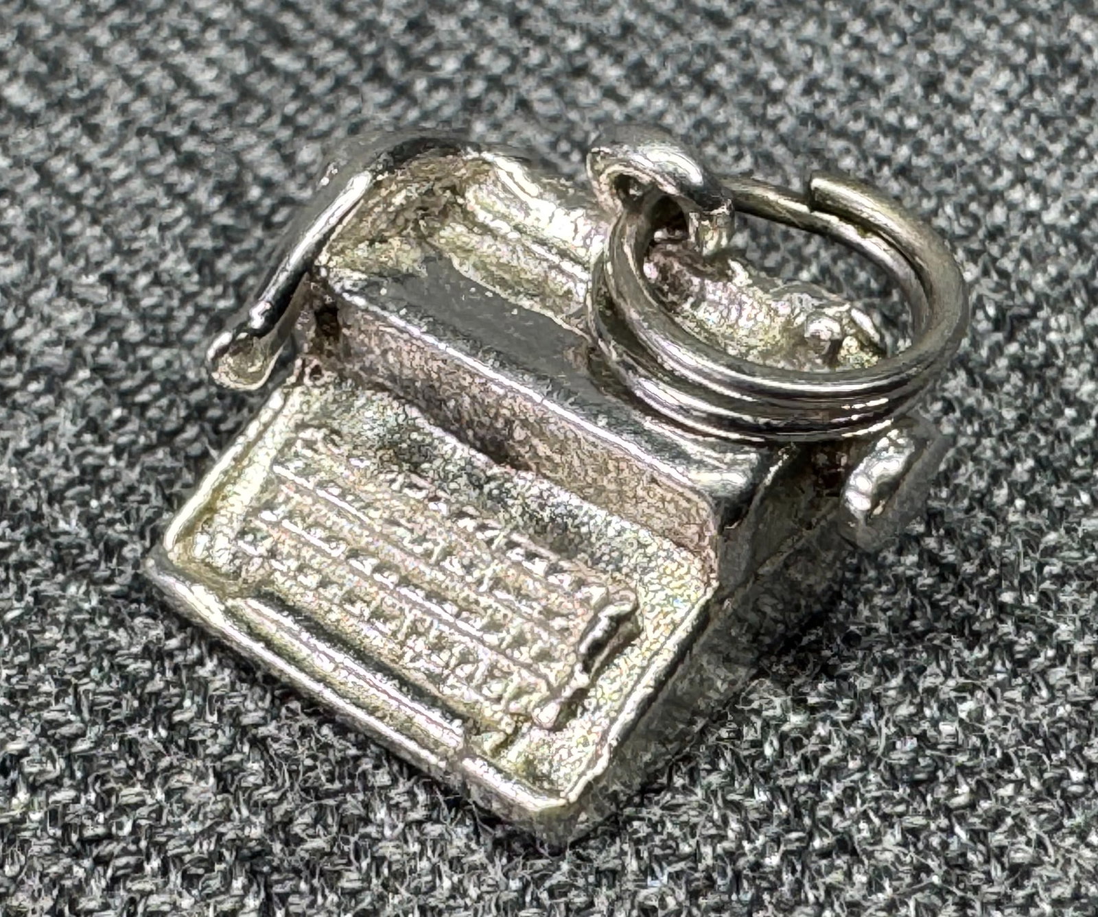 Vintage silver-toned metal typewriter charm pendant. *a: Vintage silver-toned metal typewriter charm pendant. Unmarked. For measures please refer to the pictures taken with a measuring tape. Weight: 3 Grams IN HOUSE FLAT SHIPPING & HANDLING COST WITHIN ALL