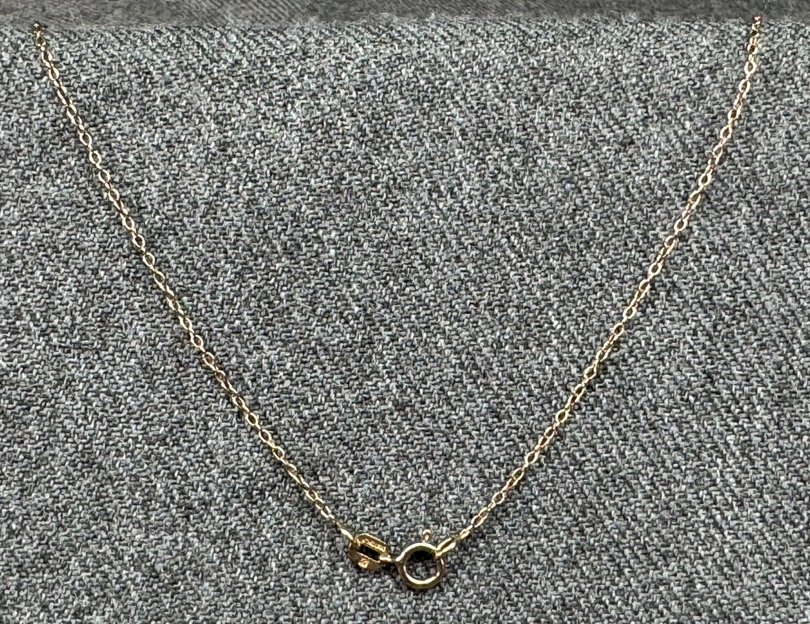 Vintage Italian Ross Simmons gilt sterling chain necklace. *a: Vintage Italian Ross Simmons gilt sterling chain necklace. Marked. For measures please refer to the pictures taken with a measuring tape. Weight: 0.93 Grams IN HOUSE FLAT SHIPPING & HANDLING COST WITH