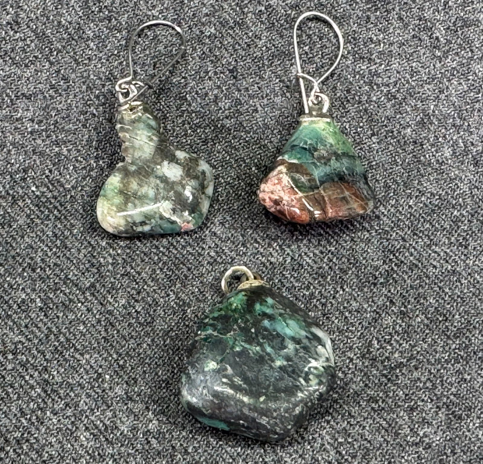 Vintage tumbled emerald stone assorted drop pierced earrings and pendant: IN HOUSE FLAT SHIPPING & HANDLING COST WITHIN ALL THE U.S. : $7 To bypass LiveShipping, and use our In-House shipping service for $7 or shipping combined for multiple lots, please select “Arrange Yo