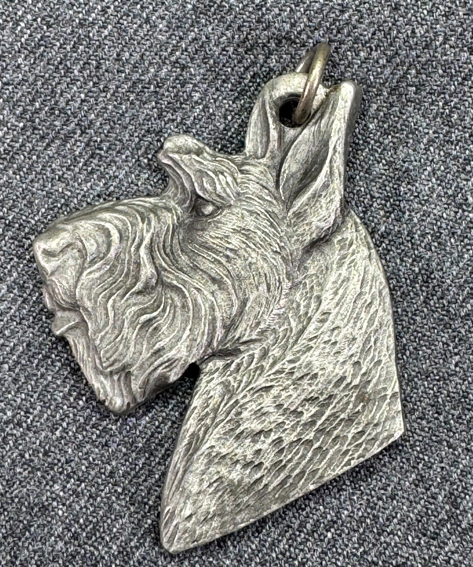 Vintage Rawcliffe I Love My Scottish Terrier Scottie Dog 1982 Pewter Pendant. Signed P Davis: Vintage Rawcliffe I Love My Scottish Terrier Scottie Dog 1982 Pewter Pendant. Signed P Davis. Marked. For measures please refer to the pictures taken with a measuring tape. Weight: 5 Grams . IN HOUSE