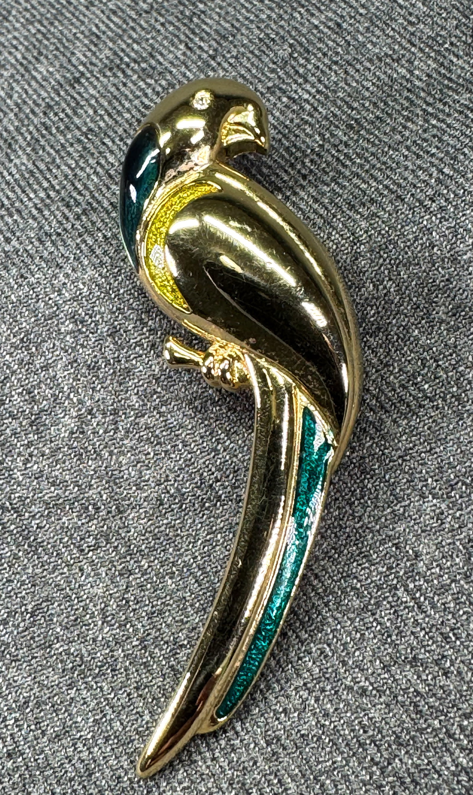 Vintage Liz Claiborne enamel gold-toned metal parrot brooch pin. #a: Vintage Liz Claiborne enamel gold-toned metal parrot brooch pin. Marked. For measures please refer to the pictures taken with a measuring tape. Weight: 14 Grams. IN HOUSE FLAT SHIPPING & HANDLING COST