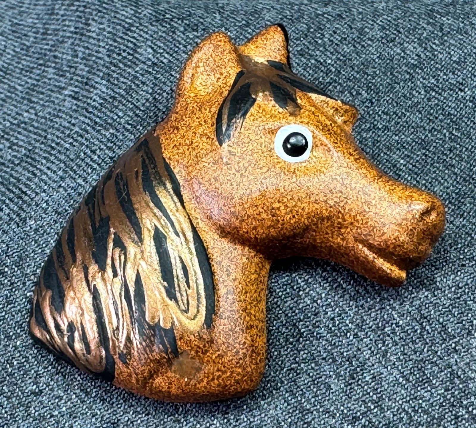 Vintage hand painted pottery horse head brooch pin. #a: Vintage hand painted pottery horse head brooch pin. Unmarked. For measures please refer to the pictures taken with a measuring tape. Weight: 14 Grams. IN HOUSE FLAT SHIPPING & HANDLING COST WITHIN ALL