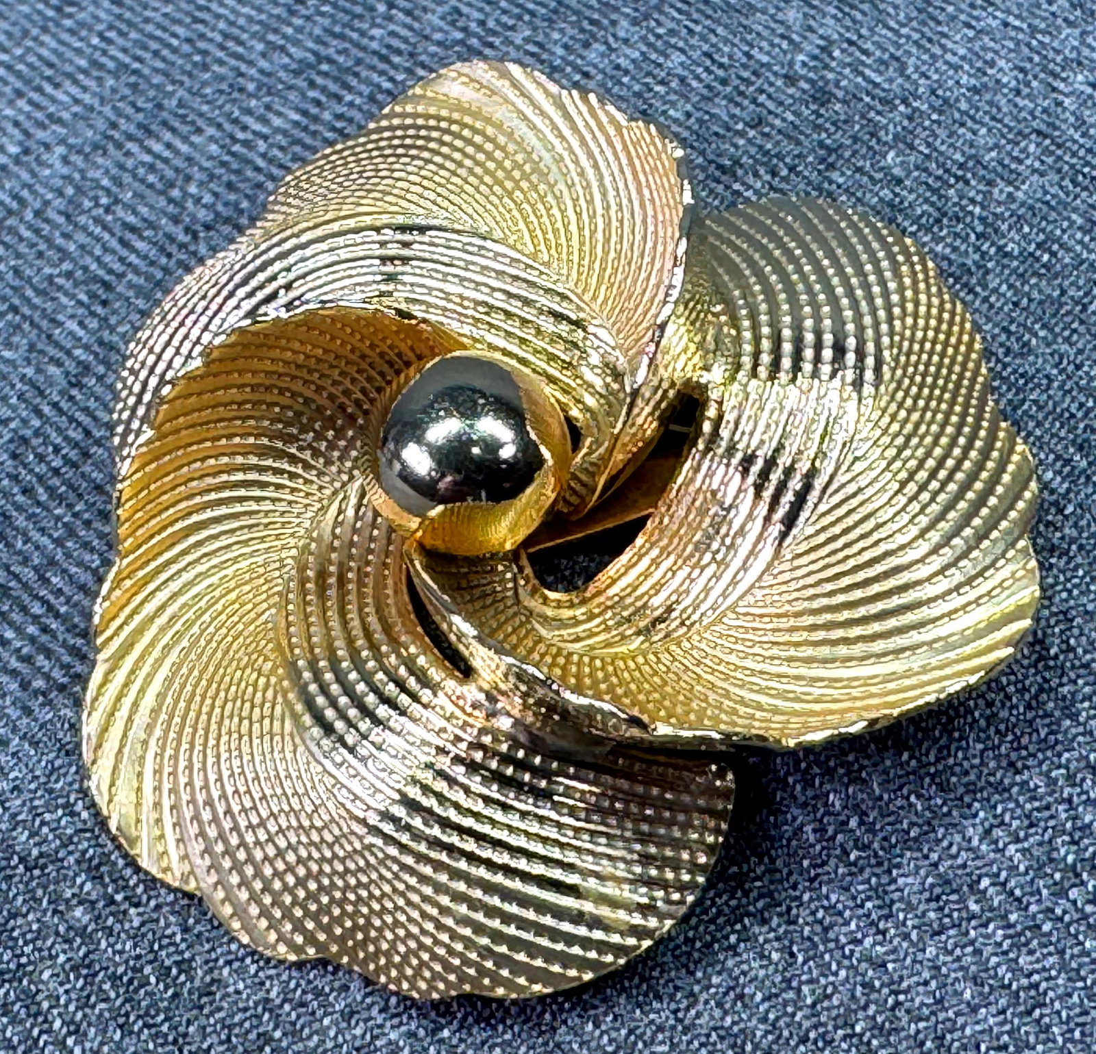 Vintage textured gold-toned flower brooch pin. *a: Vintage textured gold-toned spiral brooch pin. Unmarked. For measures please refer to the pictures taken with a measuring tape. Weight: 31Grams. IN HOUSE FLAT SHIPPING & HANDLING COST WITHIN ALL THE U