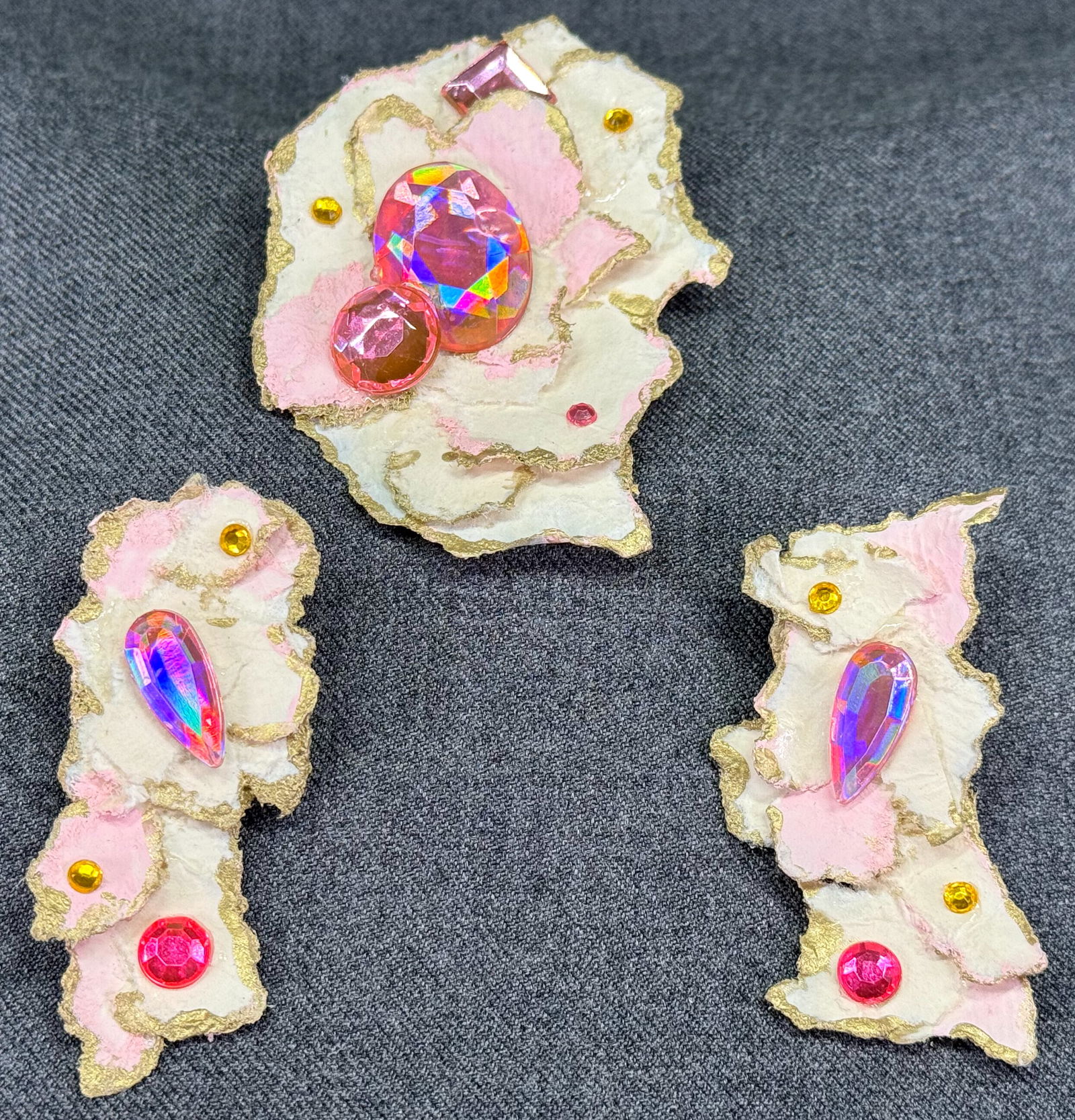 Vintage artsy crafted mix media jeweled paper brooch pin & stud earrings set: IN HOUSE FLAT SHIPPING & HANDLING COST WITHIN ALL THE U.S. : $7 To bypass LiveShipping, and use our In-House shipping service for $7 or shipping combined for multiple lots, please select “Arrange Yo