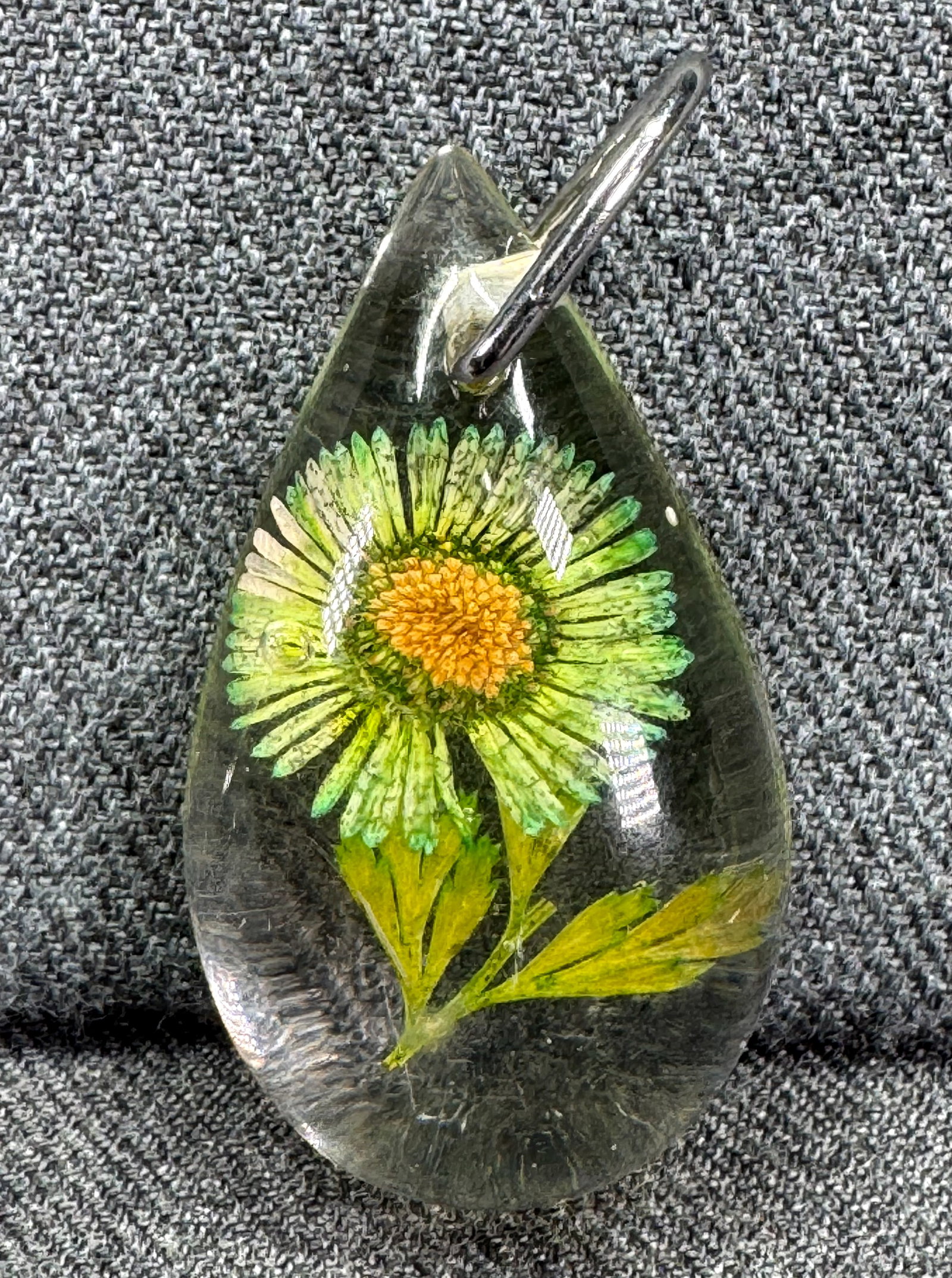 Vintage preserved sunflower inside drop clear resin pendant. #a: Vintage preserved sunflower inside drop clear resin pendant. Unmarked. For measures please refer to the pictures taken with a measuring tape. Weight: 9 Grams. IN HOUSE FLAT SHIPPING & HANDLING COST WI
