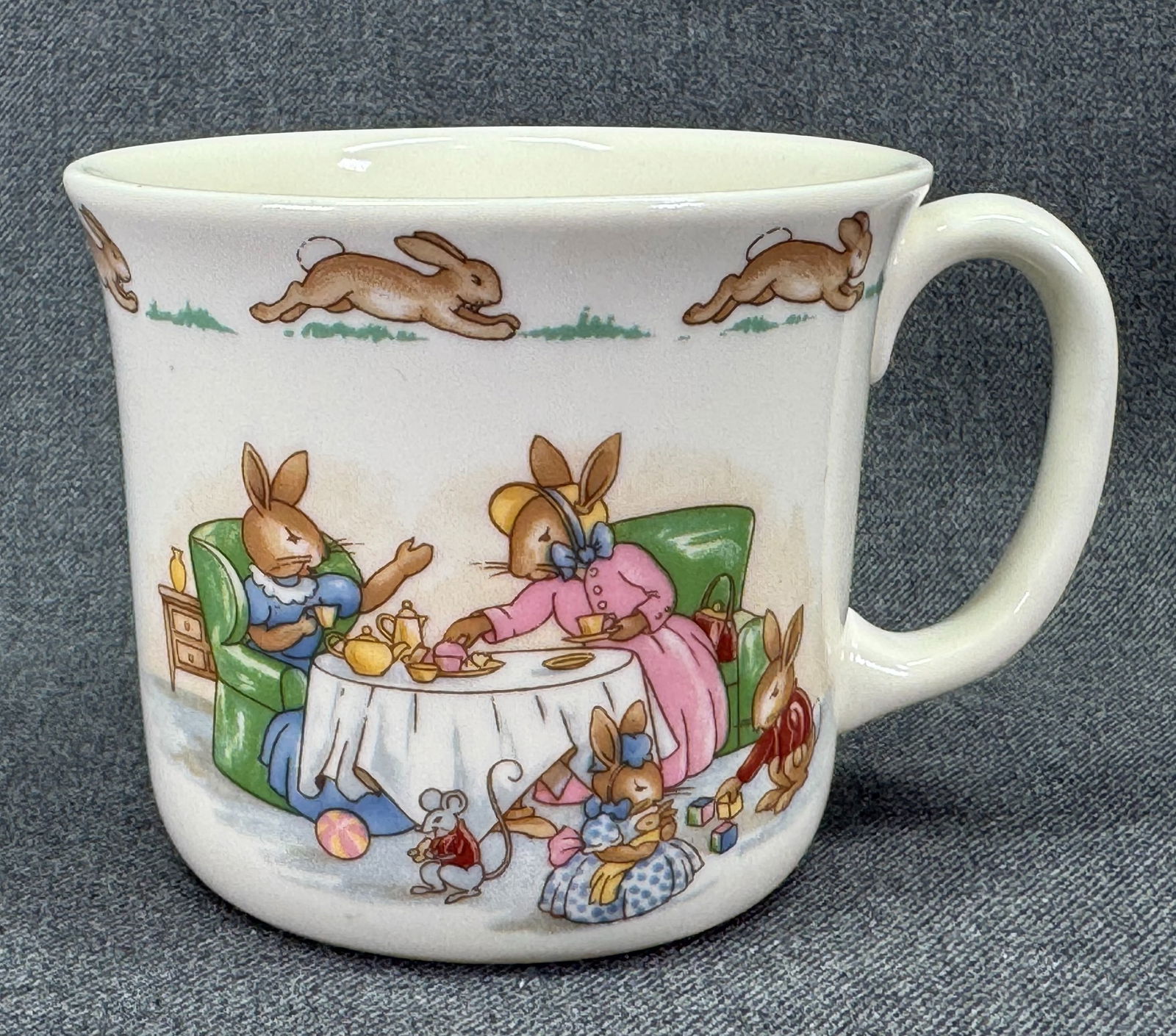 Vintage Royal Doulton Bunnykins Tea Time Cup Mug: Vintage Royal Doulton Bunnykins Tea Time Cup Mug. Marked. For measures please refer to the pictures taken with a measuring tape. Weight: 8 Oz . IN HOUSE FLAT SHIPPING & HANDLING COST WITHIN ALL THE U.