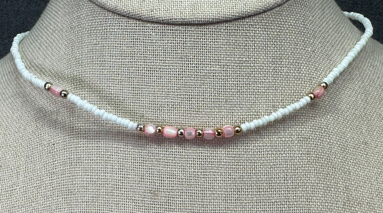 Vintage rose mother of pearl, white glass & gold-toned beaded choker necklace: Vintage rose mother of pearl, white glass & gold-toned beaded choker necklace. Unmarked. For measures please refer to the pictures taken with a measuring tape. Weight: 5 Grams . IN HOUSE FLAT SHIPPING