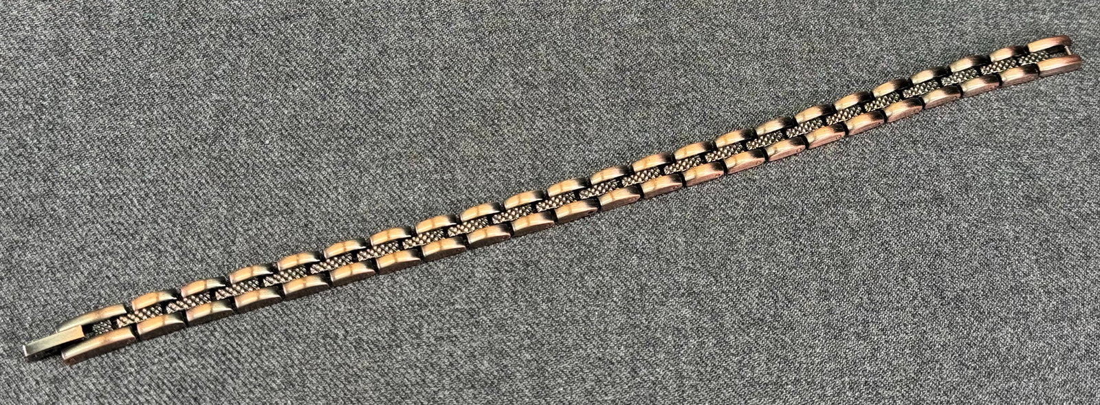 Copper with magnets chain bracelet. *a: Copper with magnets chain bracelet. Unmarked. For measures please refer to the pictures taken with a measuring tape. Weight: 23 Grams IN HOUSE FLAT SHIPPING & HANDLING COST WITHIN ALL THE U.S. : $7 To