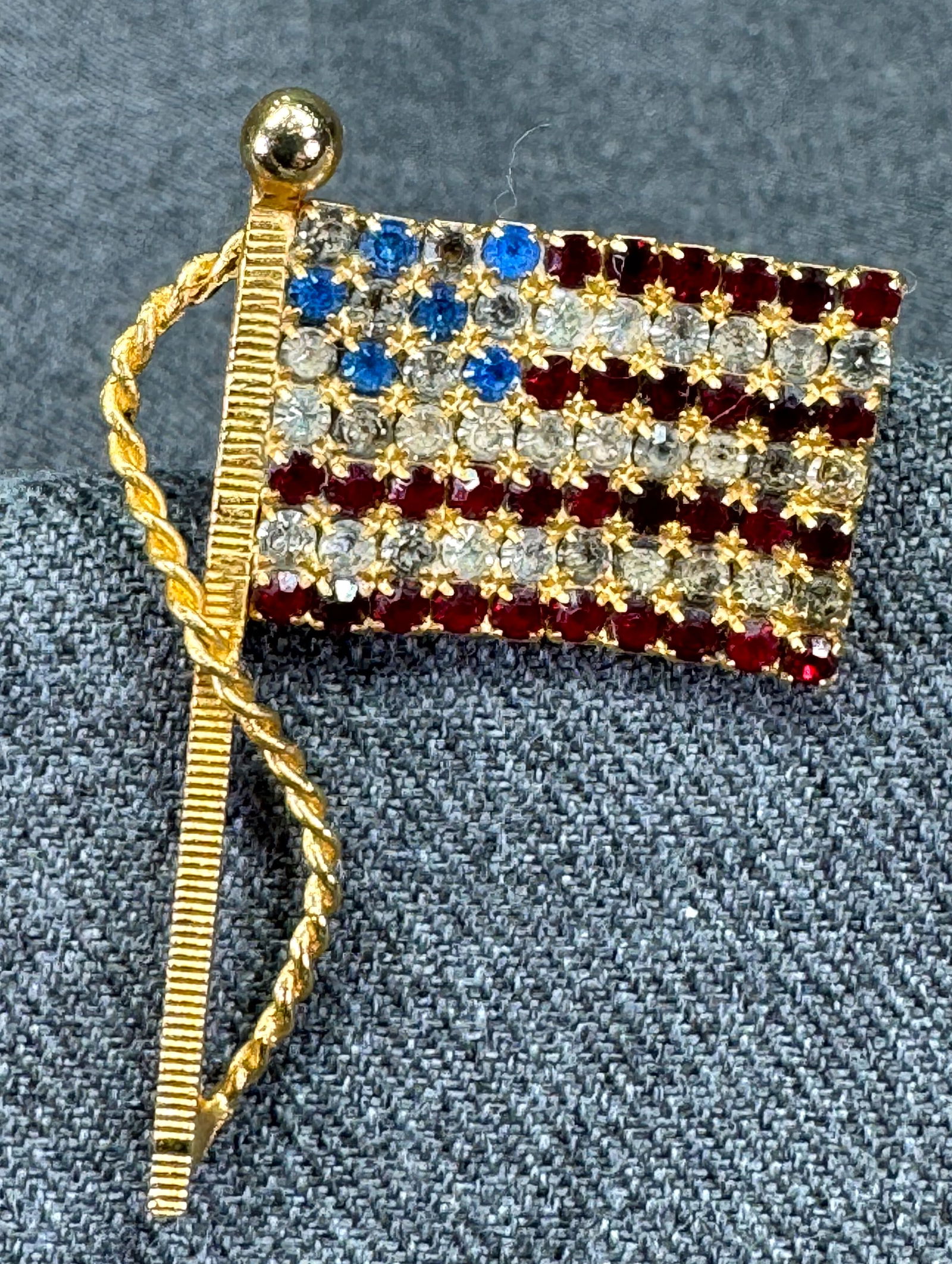 Vintage rhinestones gold-toned USA Patriotic American Flag brooch pin #a: Vintage rhinestones gold-toned USA Patriotic American Flag brooch pin. Unmarked. For measures please refer to the pictures taken with a measuring tape. Weight: 8 Grams. IN HOUSE FLAT SHIPPING & HANDLI