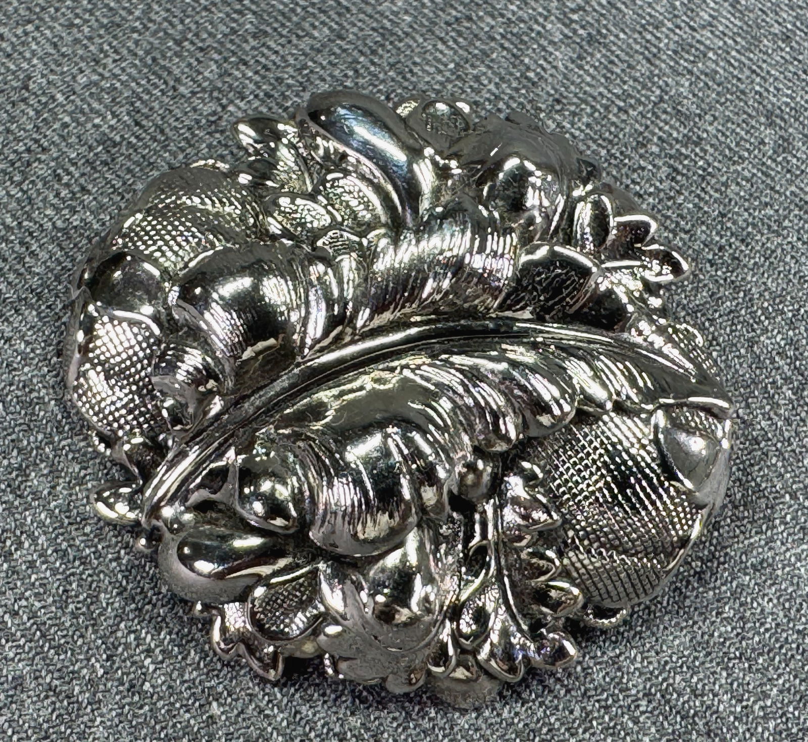 Vintage textured flowers & leaves silvertoned brooch pin (1 of 4)