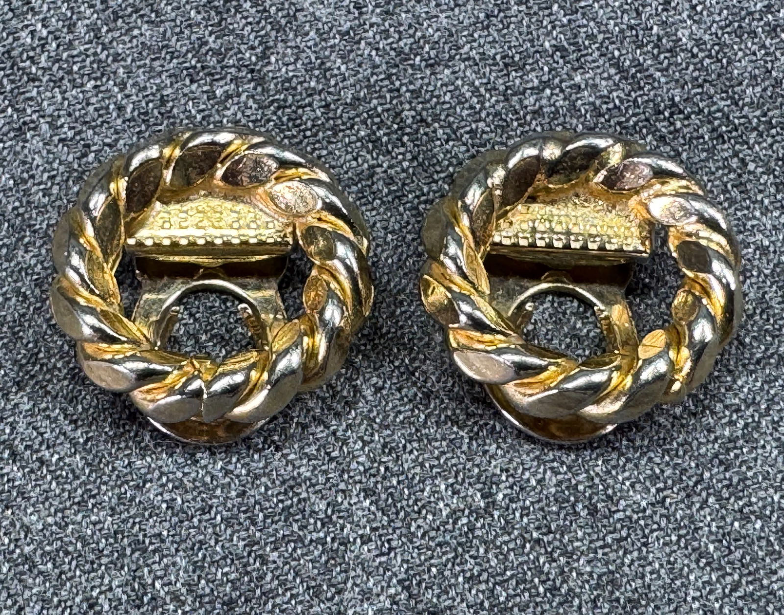 Vintage goldtone metal wreath small dress clip brooch: IN HOUSE FLAT SHIPPING & HANDLING COST WITHIN ALL THE U.S. : $7 To bypass LiveShipping, and use our In-House shipping service for $7 or shipping combined for multiple lots, please select “Arrange Yo