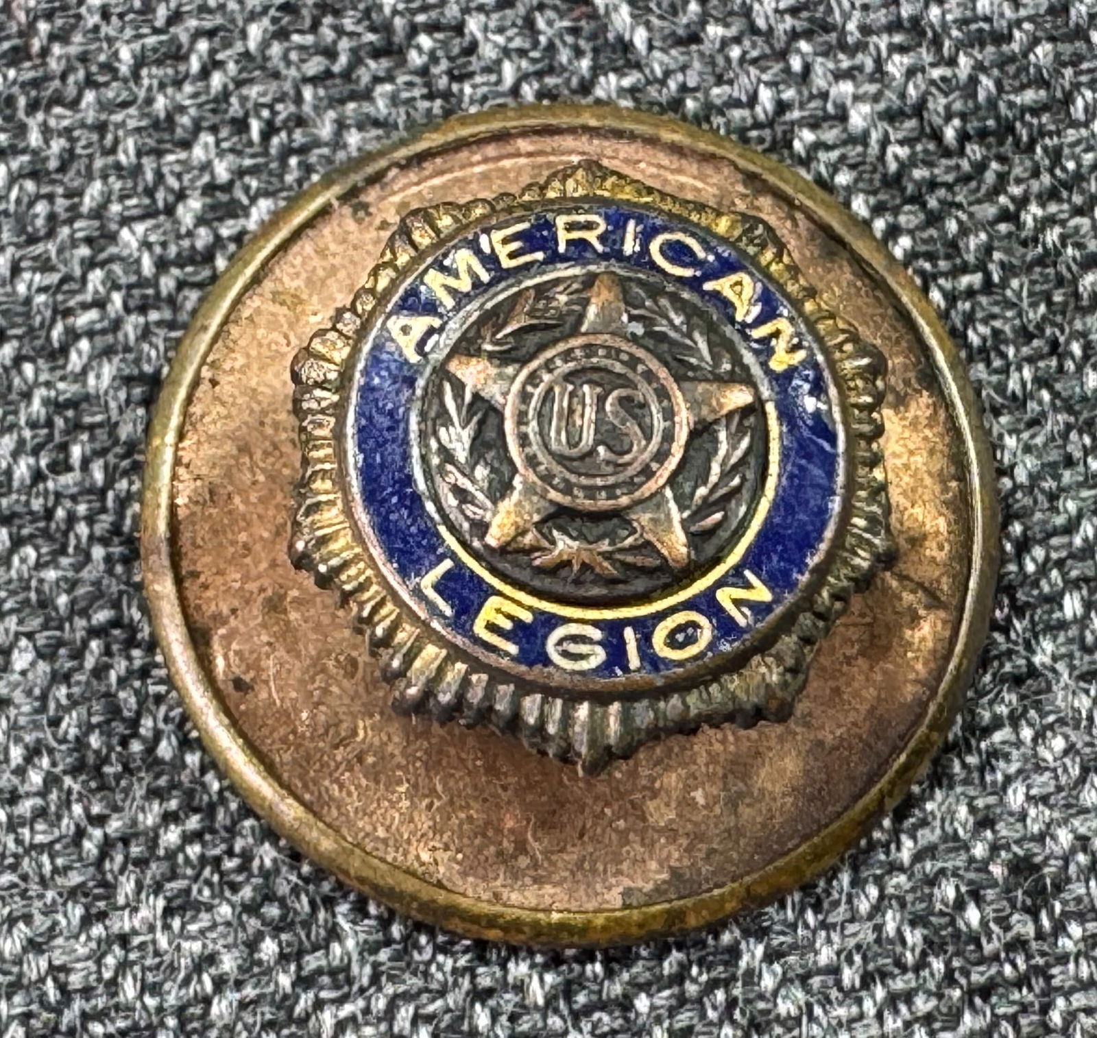 Vintage Antique US American Legion Enamel Golden Screw Back Lapel Pin (1 of 4)