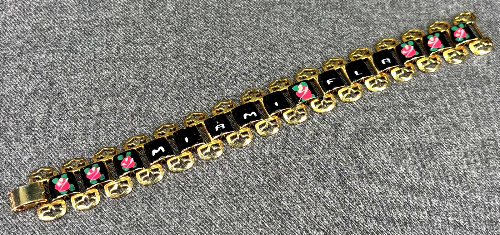 Vintage flowers enamel goldtone book chain Miami, Florida bracelet: IN HOUSE FLAT SHIPPING & HANDLING COST WITHIN ALL THE U.S. : $7 To bypass LiveShipping, and use our In-House shipping service for $7 or shipping combined for multiple lots, please select “Arrange Yo