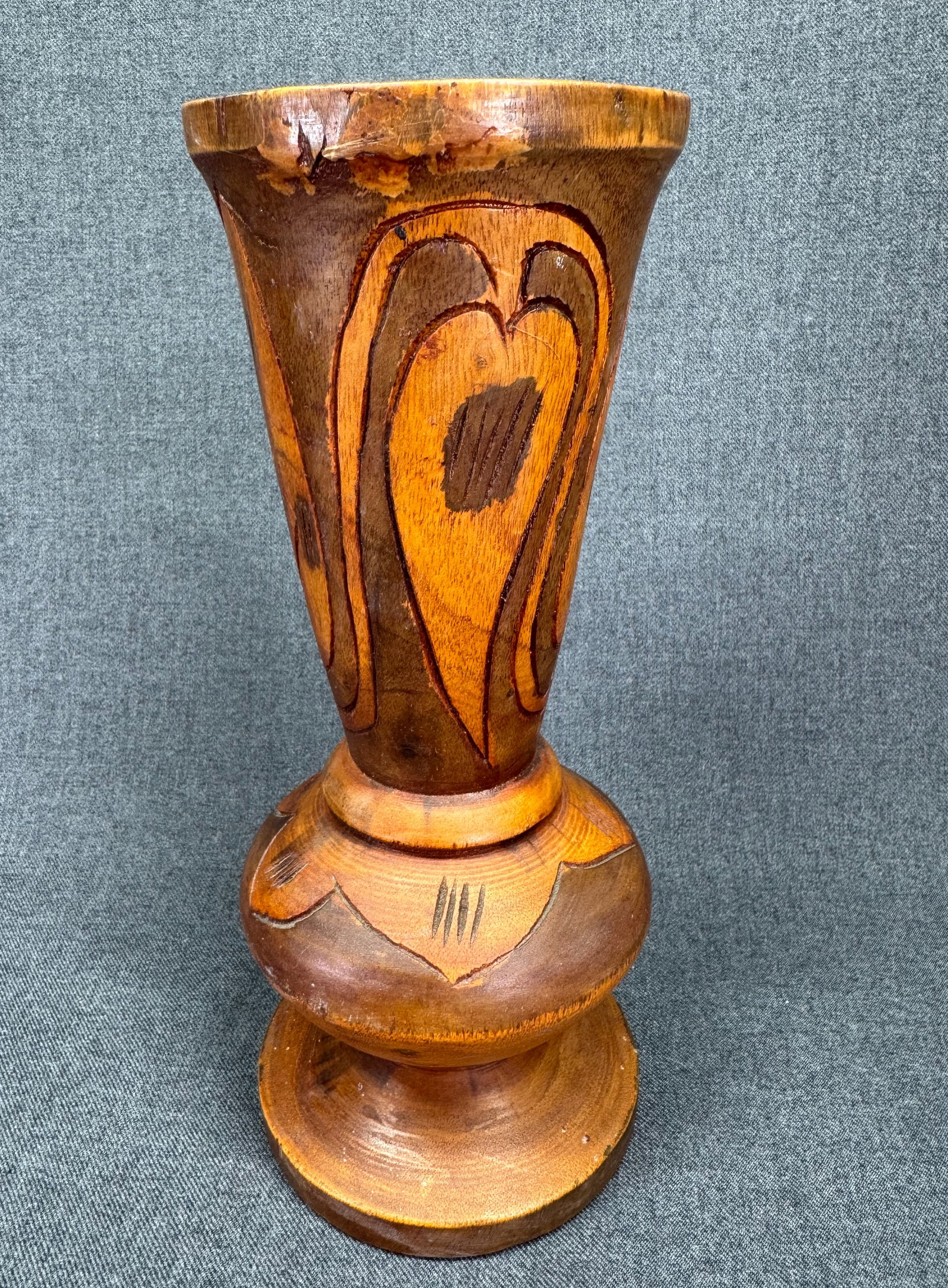 Vintage folk carved wood heart shaped leaves vase #a: Vintage carved wood heart shaped leaves vase. Unmarked. For measures please refer to the pictures taken with a measuring tape. IN HOUSE FLAT SHIPPING & HANDLING COST WITHIN ALL THE U.S. : $ 14 To bypa