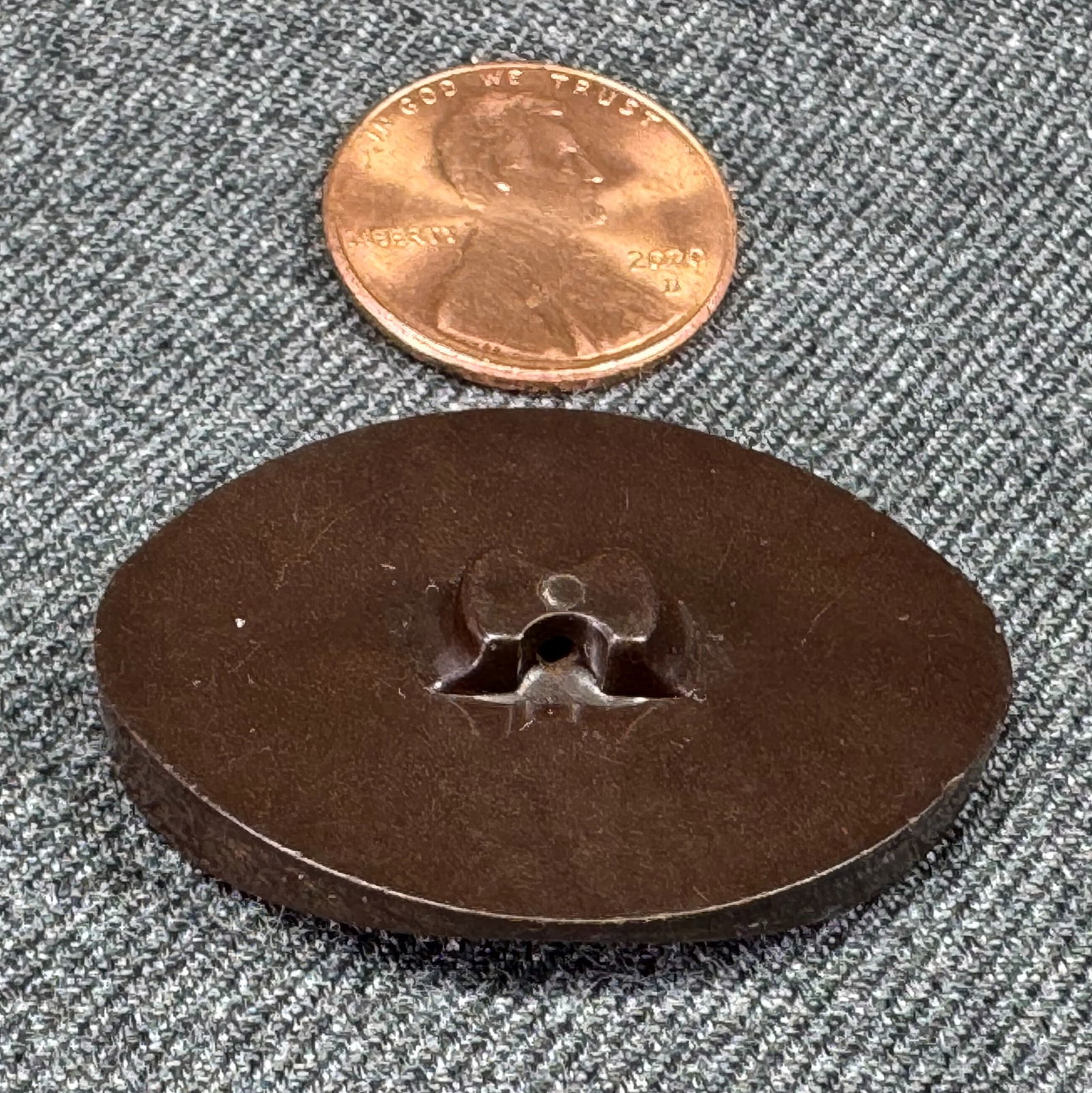 Vintage coffee bean shaped brown bakelite button - 3