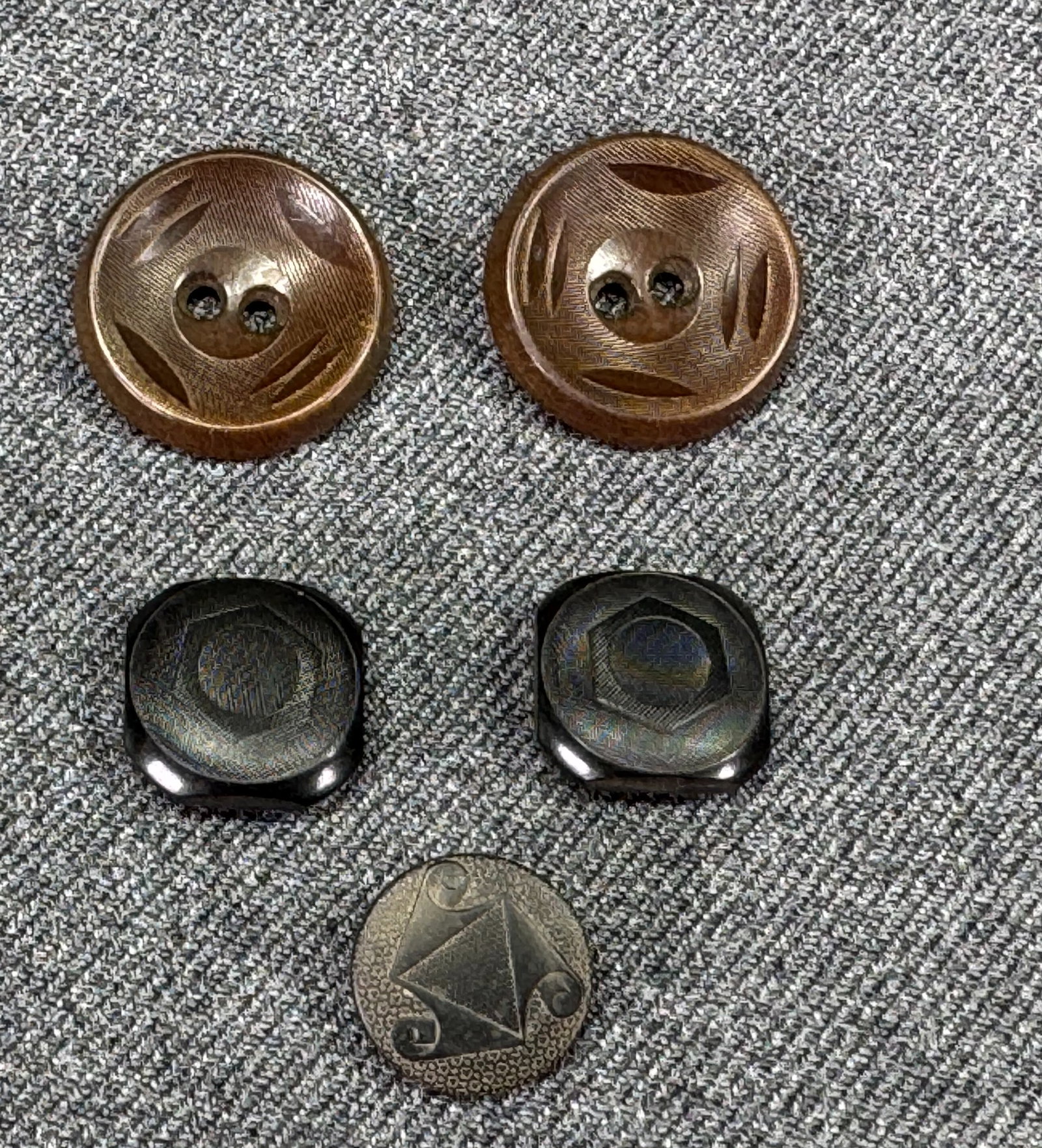 Vintage assorted tagua & plastic buttons. Lot of 5: IN HOUSE FLAT SHIPPING & HANDLING COST WITHIN ALL THE U.S. : $7 To bypass LiveShipping, and use our In-House shipping service for $7 or shipping combined for multiple lots, please select “Arrange Yo