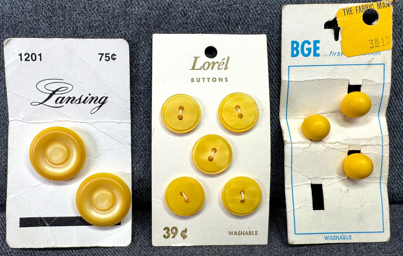 Vintage yellow assorted plastic buttons. Lot of 10. Unused in card. #a: Vintage yellow fluo assorted plastic buttons. Lot of 10. Unused in card. Unmarked . For measures please refer to the pictures taken with a measuring tape. Weight:12 Grams IN HOUSE FLAT SHIPPING & HAND