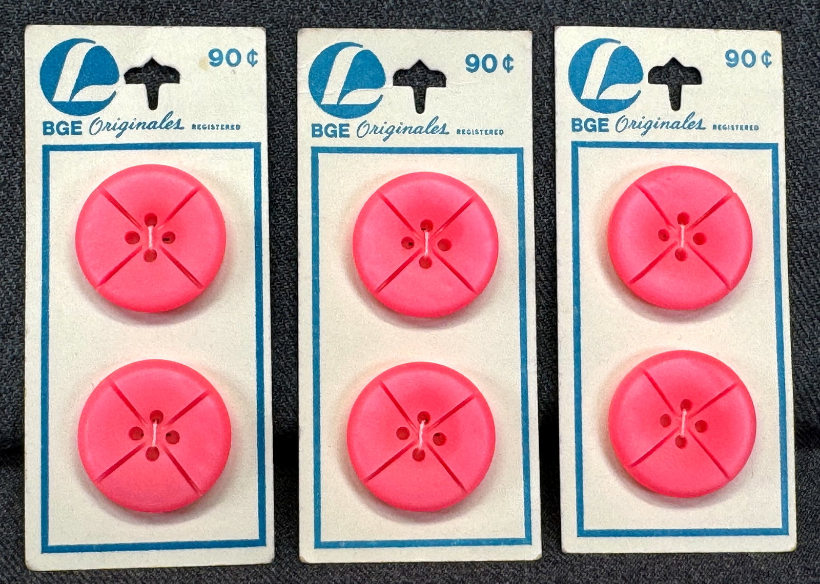 Vintage pink fluo assorted plastic buttons. Lot of 6. Unused in card. #a: Vintage pearly & green fluo assorted plastic buttons. Lot of 6. Unused in card. Unmarked . For measures please refer to the pictures taken with a measuring tape. Weight:16 Grams IN HOUSE FLAT SHIPPING