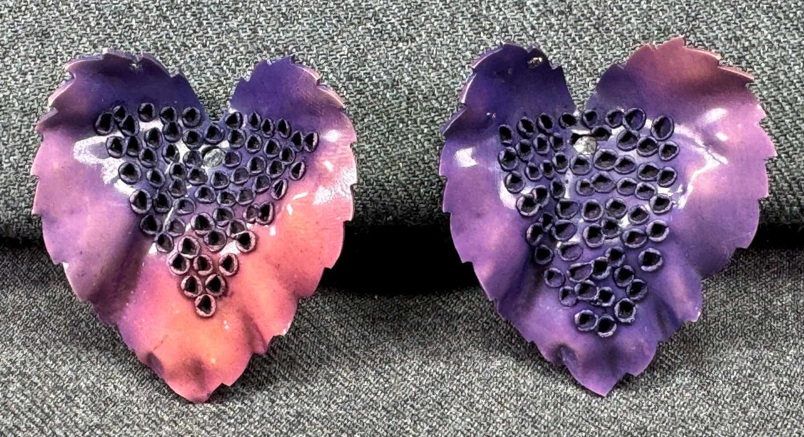 Vintage crystal purple leaf celluloid screw back earrings *c: Vintage crystal purple leaf celluloid screw back earrings Unmarked. For measures please refer to the pictures taken with a measuring tape. Weight: 8 Grams. IN HOUSE FLAT SHIPPING & HANDLING COST WITHI