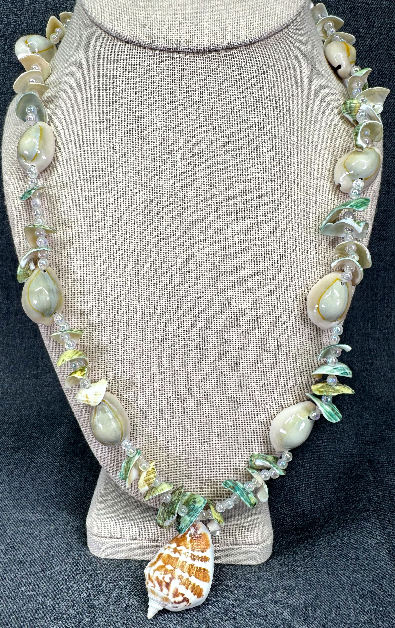 Vintage iridescent glass and shells beads necklace with dangle. *c: Vintage iridescent glass and shells beads necklace with dangle. Unmarked. For measures please refer to the pictures taken with a measuring tape. Weight: 29 Grams. IN HOUSE FLAT SHIPPING & HANDLING COS