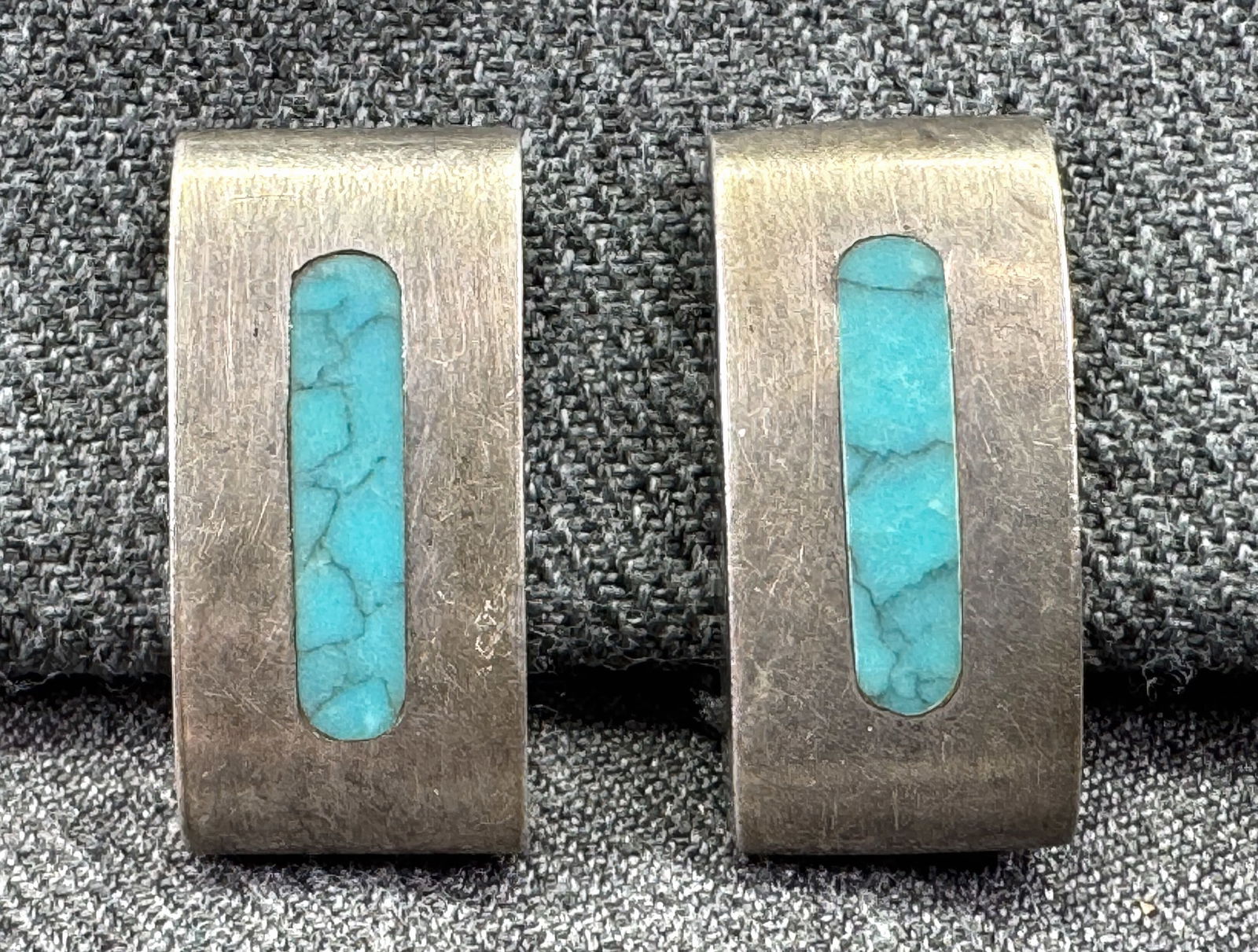 Vintage MCM Mexican Serafin Montezuma Eagle 3 turquoise sterling screw earrings. *c: Vintage MCM Mexican Serafin Montezuma Eagle 3 turquoise inlay sterling screw earrings. Back of the earrings are marked Hecho en Mexico 925 SM and Eagle 3. Screw backs are marked alpaca. For measures p