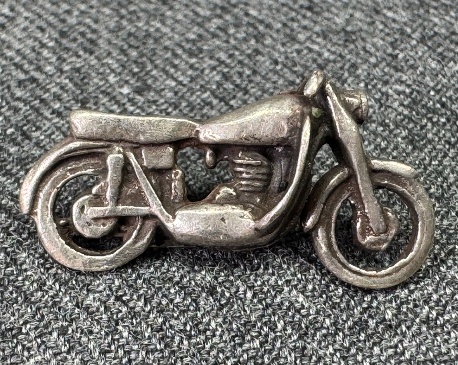 Vintage MCM artisan crafted motocycle sterling silver single stud earring. *c: Vintage MCM artisan crafted motocycle sterling silver single stud earring. Unmarked. For measures please refer to the pictures taken with a measuring tape. Weight:5.86 Grams. IN HOUSE FLAT SHIPPING &