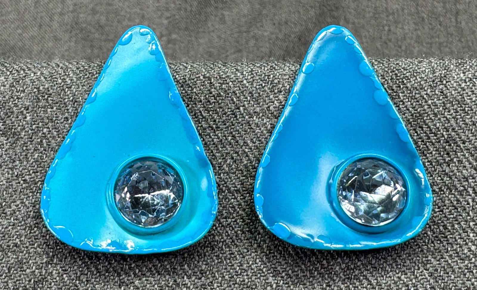 Vintage artisan aqua blue crystal enamel metal stud earrings *c: Vintage artisan neon orange crystal enamel metal stud earrings Unmarked. For measures please refer to the pictures taken with a measuring tape. Weight: 10 Grams. IN HOUSE FLAT SHIPPING & HANDLING COST