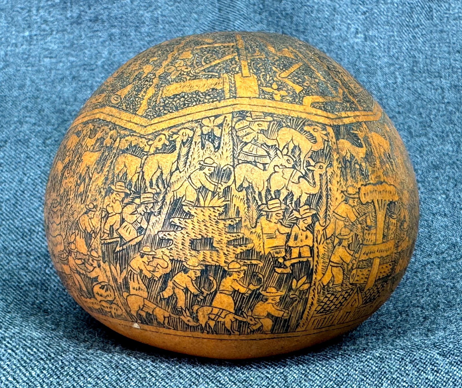 Vintage South American Peru “ Mate Burilado " . Carved Gourd. *c: Vintage South American Peru “Mate Burilado” Carved Gourd.Intricately carved with farmers, houses, vegetation and animals. For measures please refer to the pictures taken with a measuring tape.