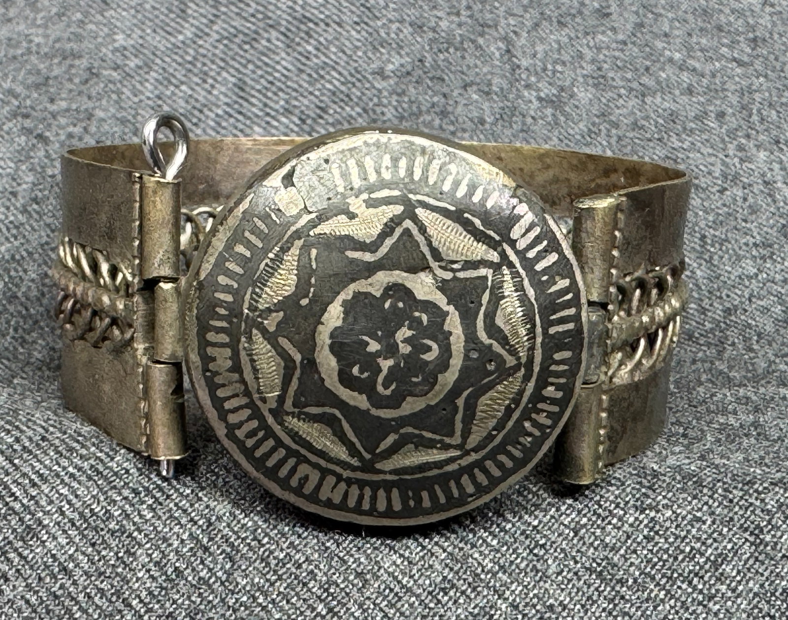 Vintage Uzbekistan ethnic niello silver-toned hinged bracelet (1 of 9)